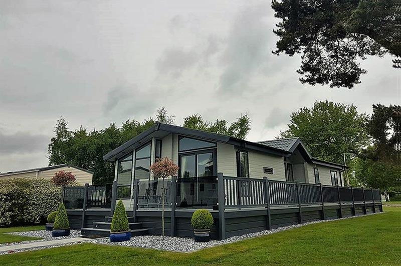 difference between railing and balustrade